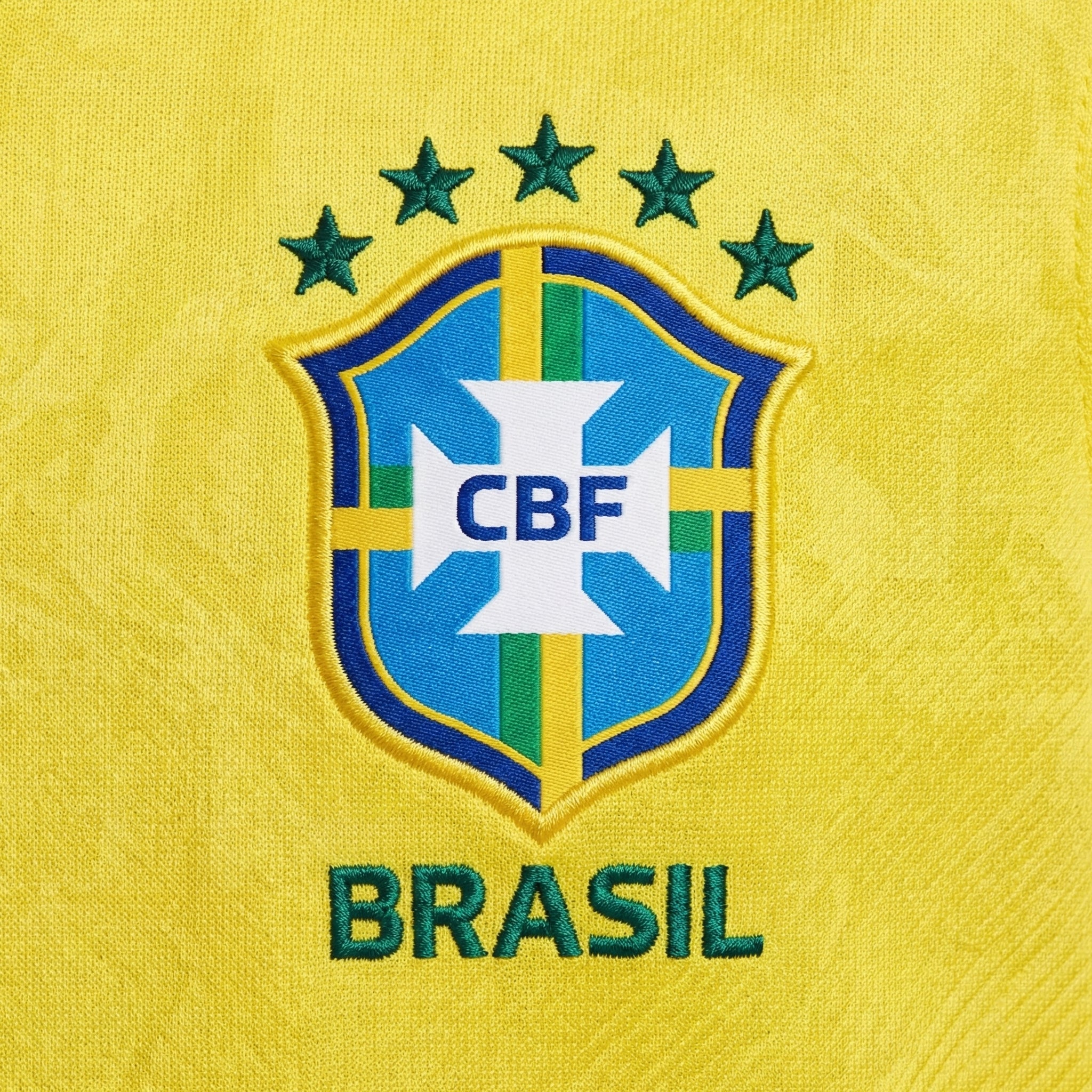 Conjunto Infantil Nike Brasil 2026 Copa do Mundo, , PIQUE DE JOGADOR, O Conjunto Infantil Nike Brasil 2026 Copa do Mundo é perfeito para os pequenos torcedores que querem vestir as cores da Seleção Brasileira e entrar no clima do maior torneio de futebol do mundo. Inspirado no uniforme utilizado pela equipe na Copa do Mundo de 2026, o conjunto representa a tradição e o orgulho de torcer pelo Brasil. O kit é composto por camisa e shorts, trazendo o clássico visual amarelo com detalhes em verde que marcou ger