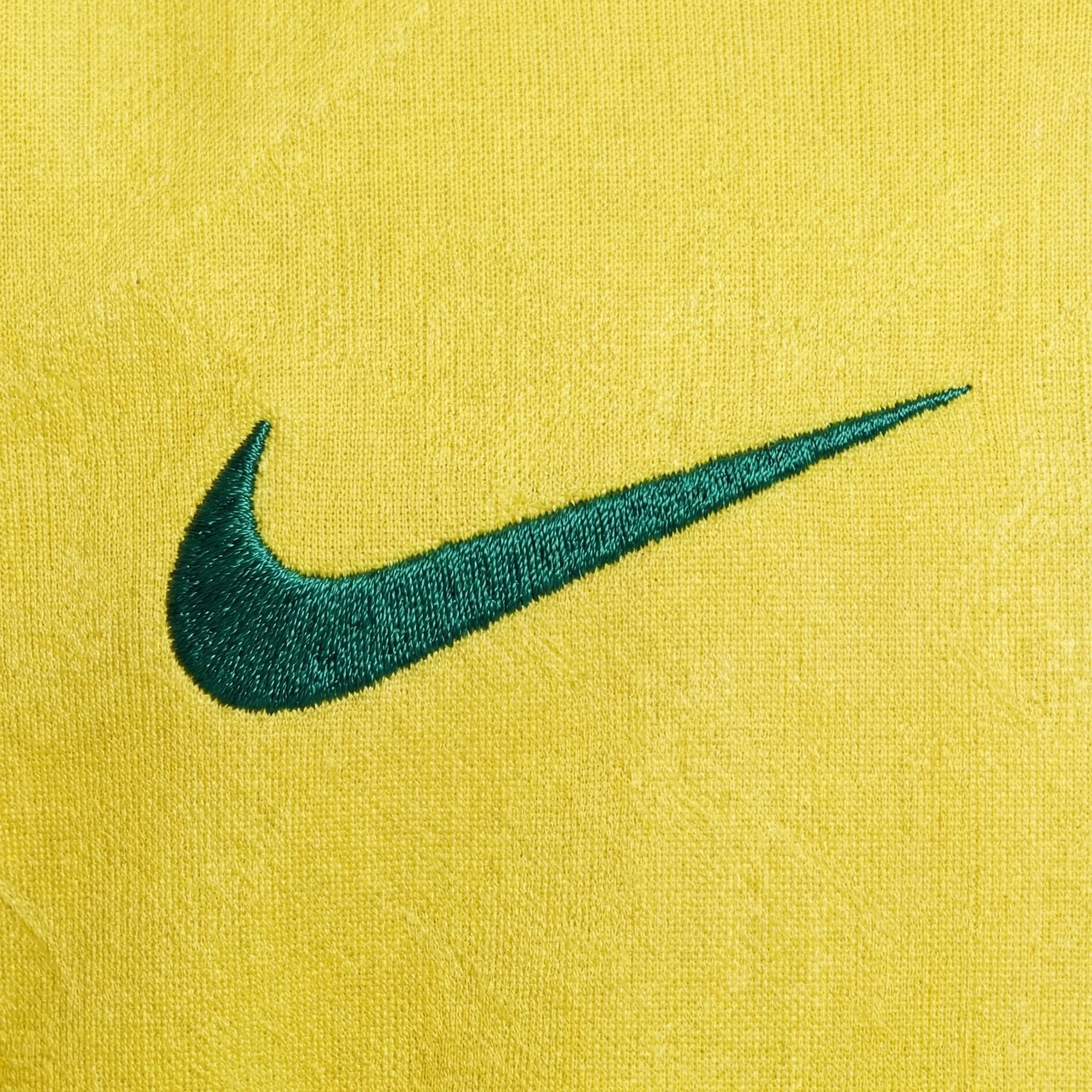 Conjunto Infantil Nike Brasil 2026 Copa do Mundo, , PIQUE DE JOGADOR, O Conjunto Infantil Nike Brasil 2026 Copa do Mundo é perfeito para os pequenos torcedores que querem vestir as cores da Seleção Brasileira e entrar no clima do maior torneio de futebol do mundo. Inspirado no uniforme utilizado pela equipe na Copa do Mundo de 2026, o conjunto representa a tradição e o orgulho de torcer pelo Brasil. O kit é composto por camisa e shorts, trazendo o clássico visual amarelo com detalhes em verde que marcou ger