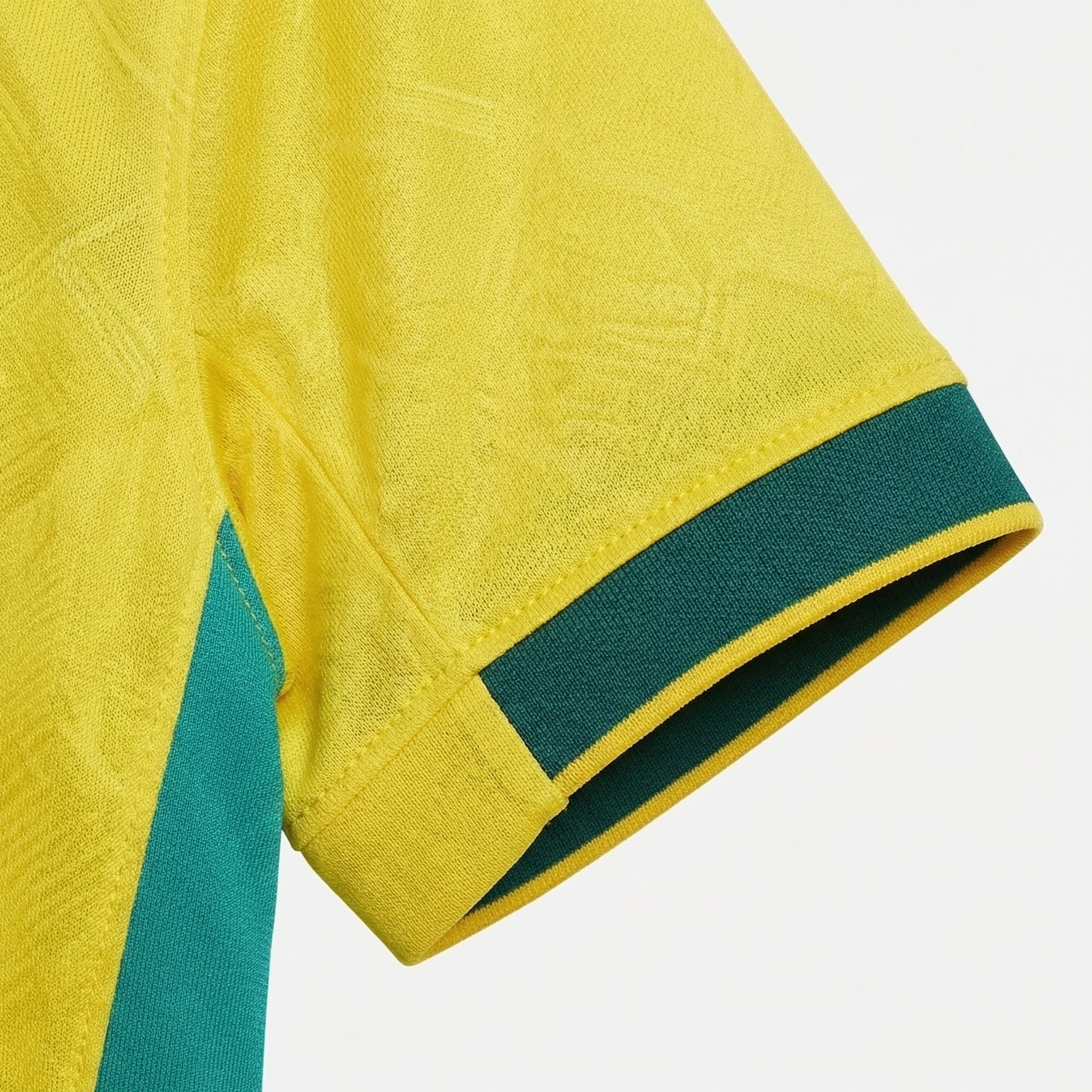 Conjunto Infantil Nike Brasil 2026 Copa do Mundo, , PIQUE DE JOGADOR, O Conjunto Infantil Nike Brasil 2026 Copa do Mundo é perfeito para os pequenos torcedores que querem vestir as cores da Seleção Brasileira e entrar no clima do maior torneio de futebol do mundo. Inspirado no uniforme utilizado pela equipe na Copa do Mundo de 2026, o conjunto representa a tradição e o orgulho de torcer pelo Brasil. O kit é composto por camisa e shorts, trazendo o clássico visual amarelo com detalhes em verde que marcou ger