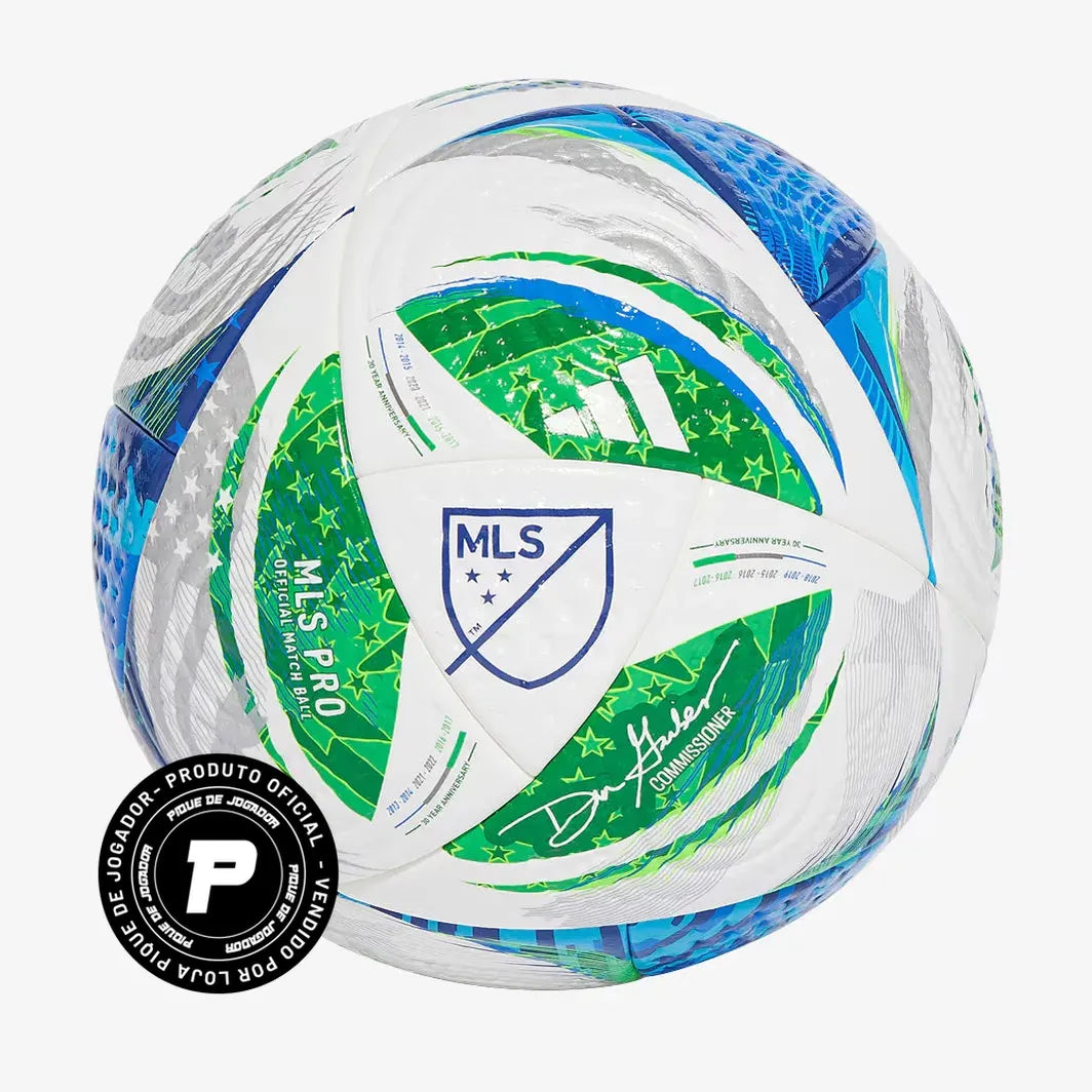 Bola Adidas MLS Pro, Camisas de Futebol, ., Paixão pelo Futebol, Qualidade de Verdade Vista sua paixão com orgulho. Na Arquibancada Esportes, cada peça é escolhida e desenvolvida com atenção aos detalhes para entregarconforto, durabilidade e acabamento de alto nível. Ideal para quem vive futebol dentro e fora do estádio. Nossas camisas e artigos esportivos contam com tecido premium, toque macio e caimento moderno – perfeitos para o dia a dia,para colecionar ou para torcer pelo seu time. Destaques do Produto