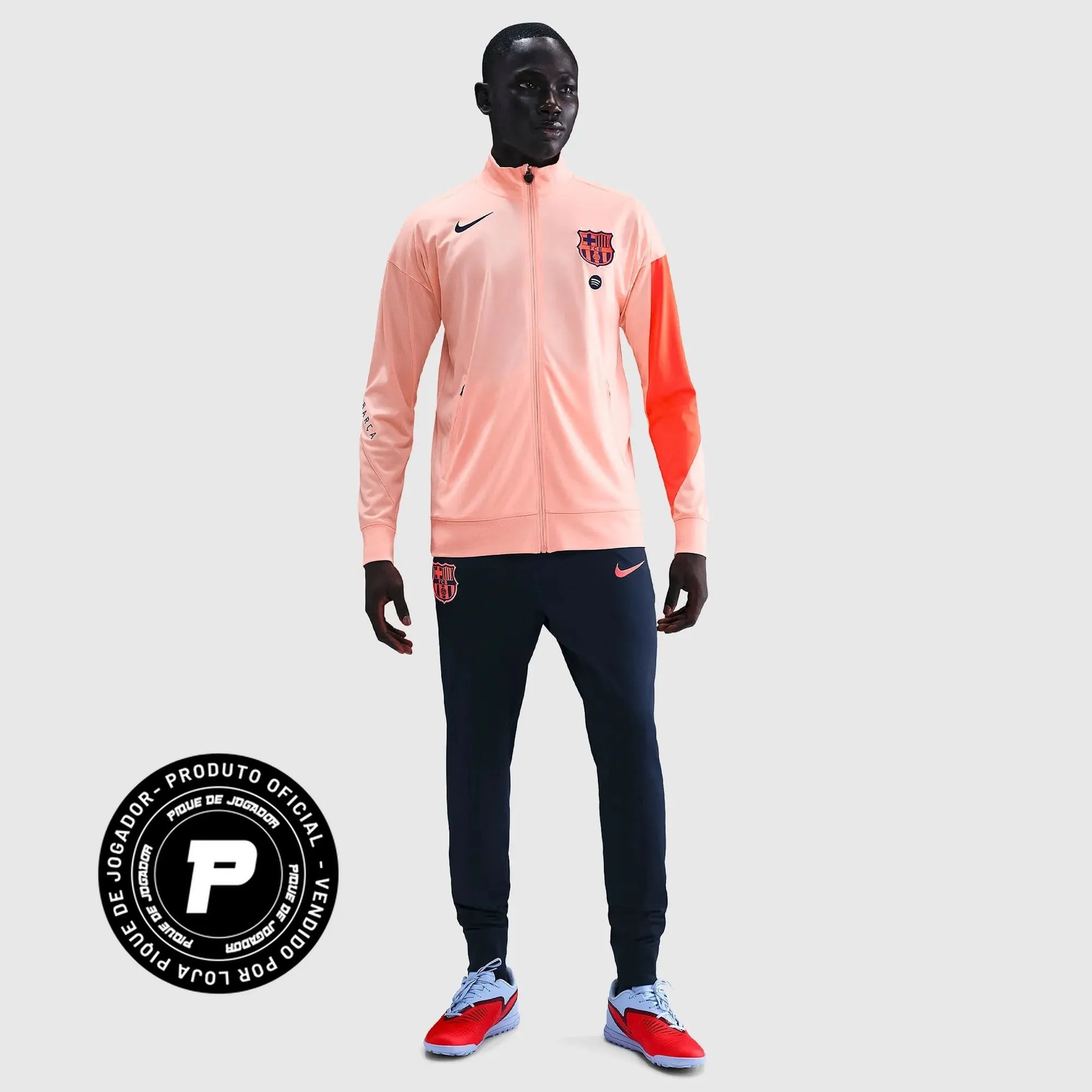 Jaqueta Nike Barcelona 2025/26 Strike, Camisas de Futebol, ., Paixão pelo Futebol, Qualidade de Verdade Vista sua paixão com orgulho. Na Arquibancada Esportes, cada peça é escolhida e desenvolvida com atenção aos detalhes para entregarconforto, durabilidade e acabamento de alto nível. Ideal para quem vive futebol dentro e fora do estádio. Nossas camisas e artigos esportivos contam com tecido premium, toque macio e caimento moderno – perfeitos para o dia a dia,para colecionar ou para torcer pelo seu time. De