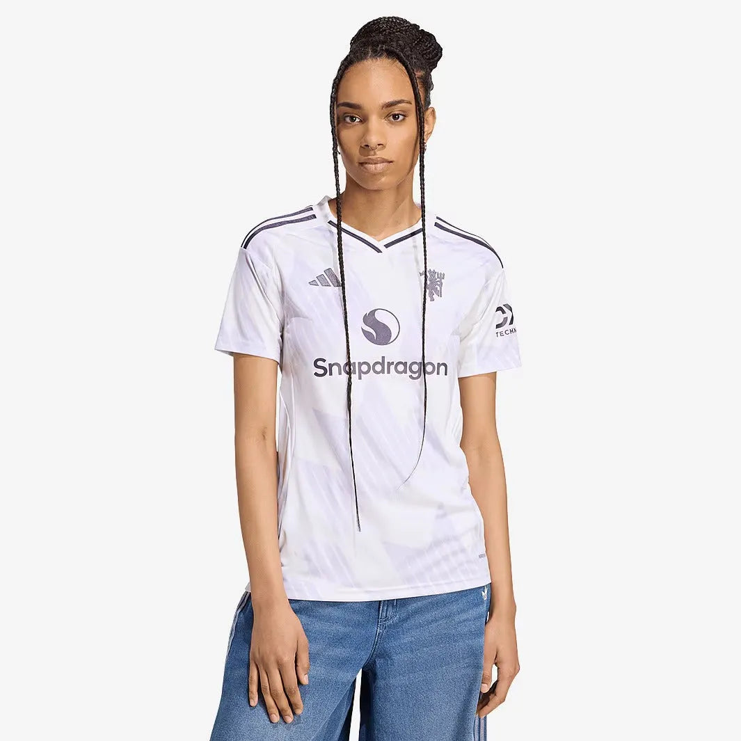 Camisa Feminina adidas Manchester United 2025/26 II, Camisas de Futebol, PIQUE DE JOGADOR, FICHA TÉCNICA Composição: 100% PoliésterGênero: FemininoIndicada para: Jogo/CasualGênero: MasculinoEscudo: EmborrachadoOrigem: ImportadoManga: Curta-PIQUE DE JOGADOR