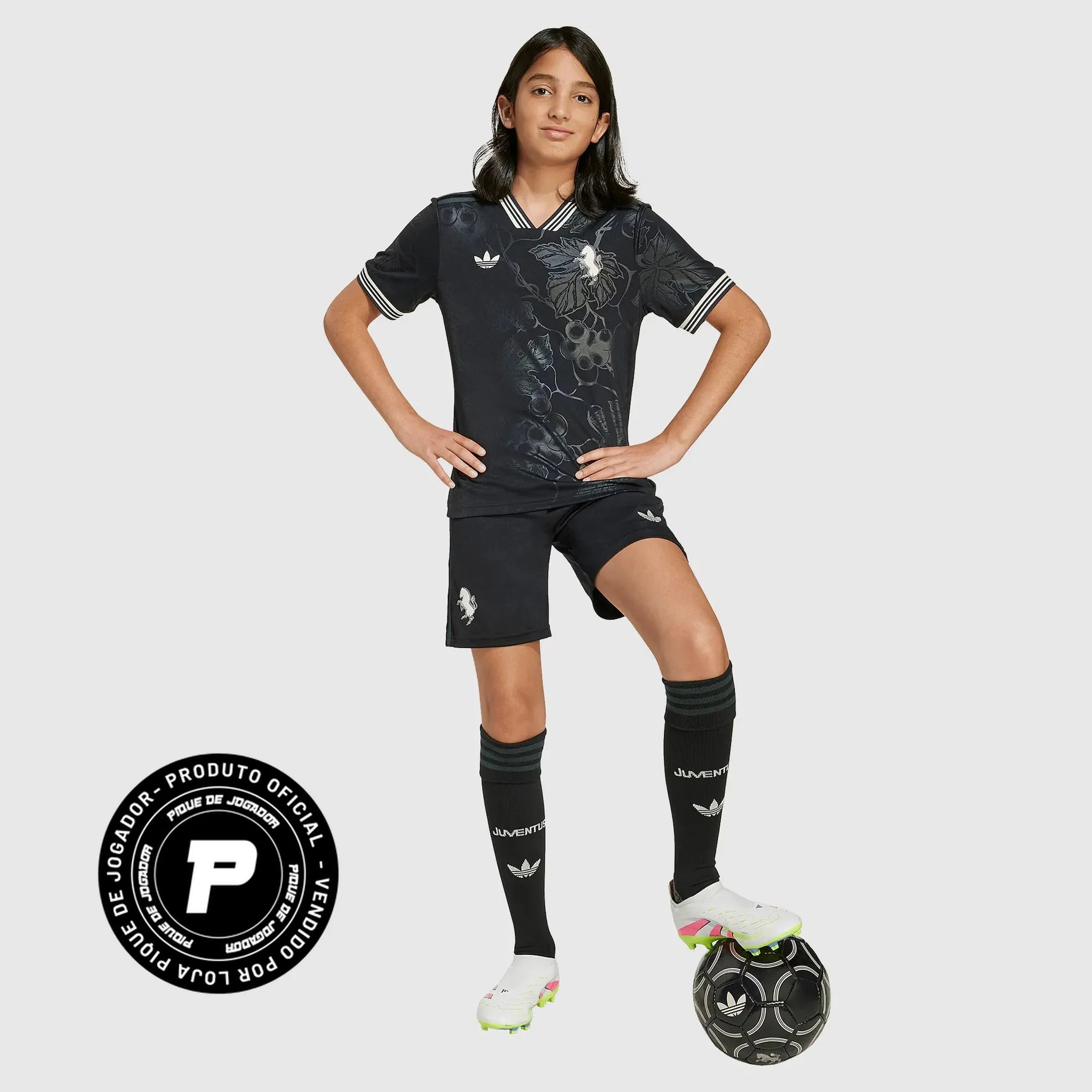Conjunto Infantil Adidas Juventus 2025/26 III Torcedor, Camisas de Futebol, ., Paixão pelo Futebol, Qualidade de Verdade Vista sua paixão com orgulho. Na Arquibancada Esportes, cada peça é escolhida e desenvolvida com atenção aos detalhes para entregarconforto, durabilidade e acabamento de alto nível. Ideal para quem vive futebol dentro e fora do estádio. Nossas camisas e artigos esportivos contam com tecido premium, toque macio e caimento moderno – perfeitos para o dia a dia,para colecionar ou para torcer 