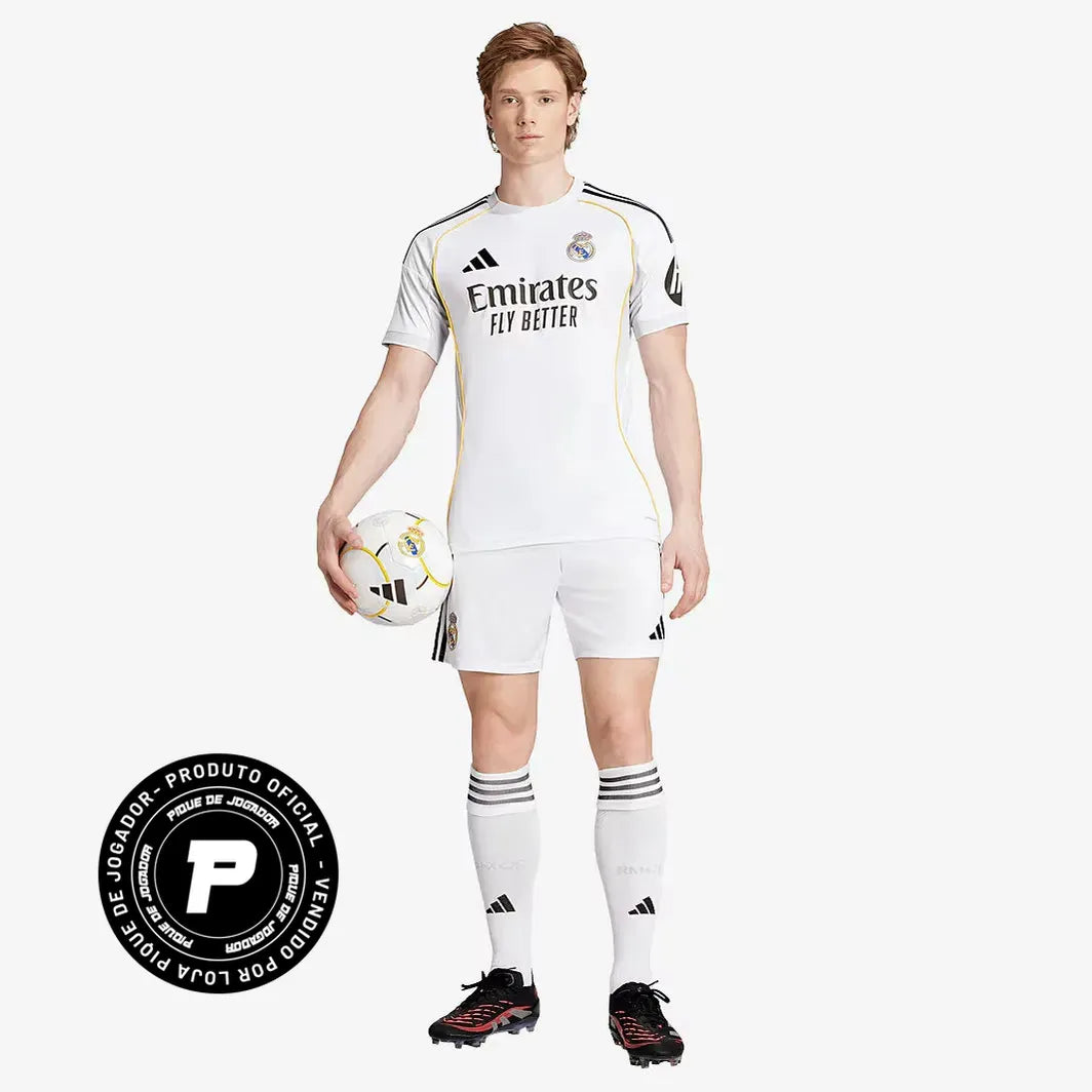 Shorts Adidas Real Madrid 2025/26 I, Camisas de Futebol, ., Paixão pelo Futebol, Qualidade de Verdade Vista sua paixão com orgulho. Na Arquibancada Esportes, cada peça é escolhida e desenvolvida com atenção aos detalhes para entregarconforto, durabilidade e acabamento de alto nível. Ideal para quem vive futebol dentro e fora do estádio. Nossas camisas e artigos esportivos contam com tecido premium, toque macio e caimento moderno – perfeitos para o dia a dia,para colecionar ou para torcer pelo seu time. Dest