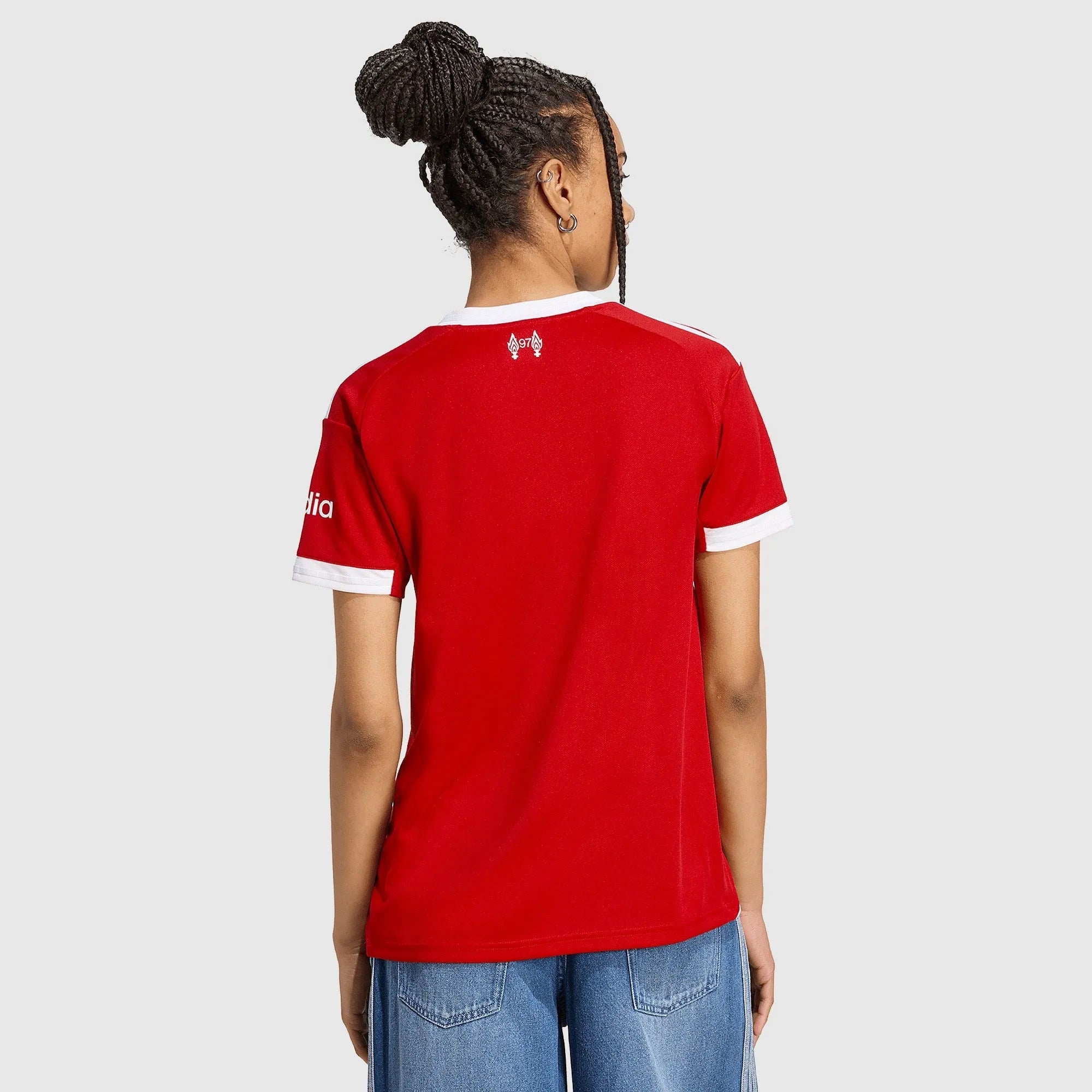 Camisa Feminina adidas Liverpool 2025/26 I, Camisas de Futebol, PIQUE DE JOGADOR, FICHA TÉCNICA Composição: 100% PoliésterGênero: FemininoIndicada para: Jogo/CasualGênero: MasculinoEscudo: EmborrachadoOrigem: ImportadoManga: Curta-PIQUE DE JOGADOR