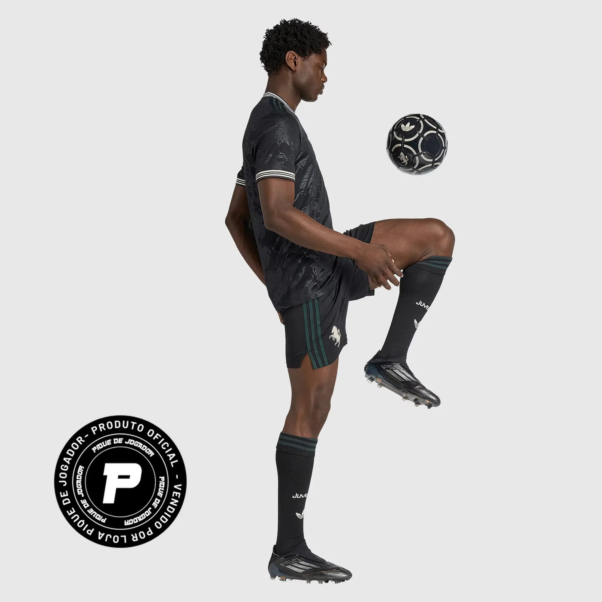 Shorts adidas Juventus 2025/26 III, Camisas de Futebol, ., Paixão pelo Futebol, Qualidade de Verdade Vista sua paixão com orgulho. Na Arquibancada Esportes, cada peça é escolhida e desenvolvida com atenção aos detalhes para entregarconforto, durabilidade e acabamento de alto nível. Ideal para quem vive futebol dentro e fora do estádio. Nossas camisas e artigos esportivos contam com tecido premium, toque macio e caimento moderno – perfeitos para o dia a dia,para colecionar ou para torcer pelo seu time. Desta