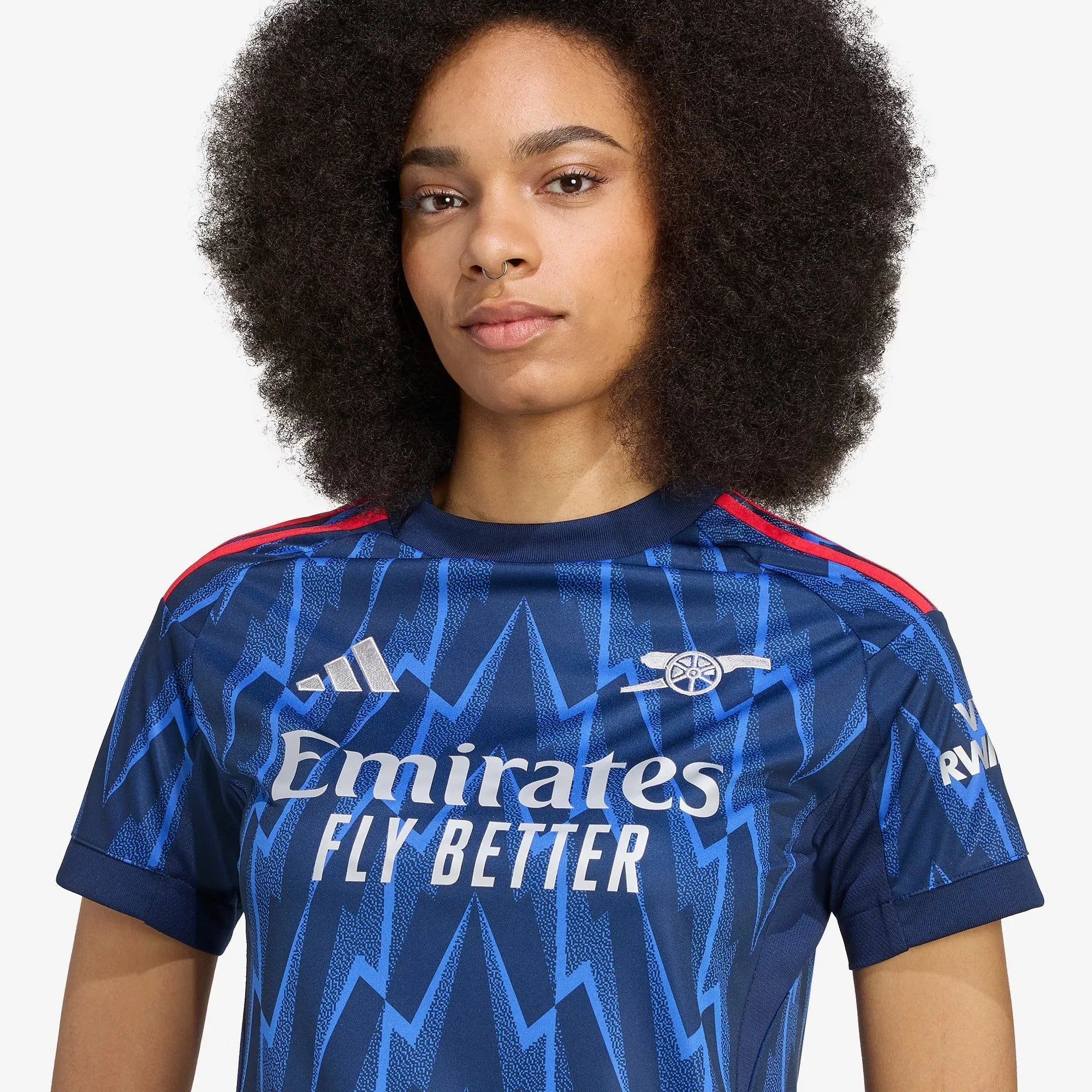 Camisa Feminina adidas Arsenal 2025/26 II, Camisas de Futebol, PIQUE DE JOGADOR, FICHA TÉCNICA Composição: 100% PoliésterGênero: FemininoIndicada para: Jogo/CasualGênero: MasculinoEscudo: EmborrachadoOrigem: ImportadoManga: Curta-PIQUE DE JOGADOR