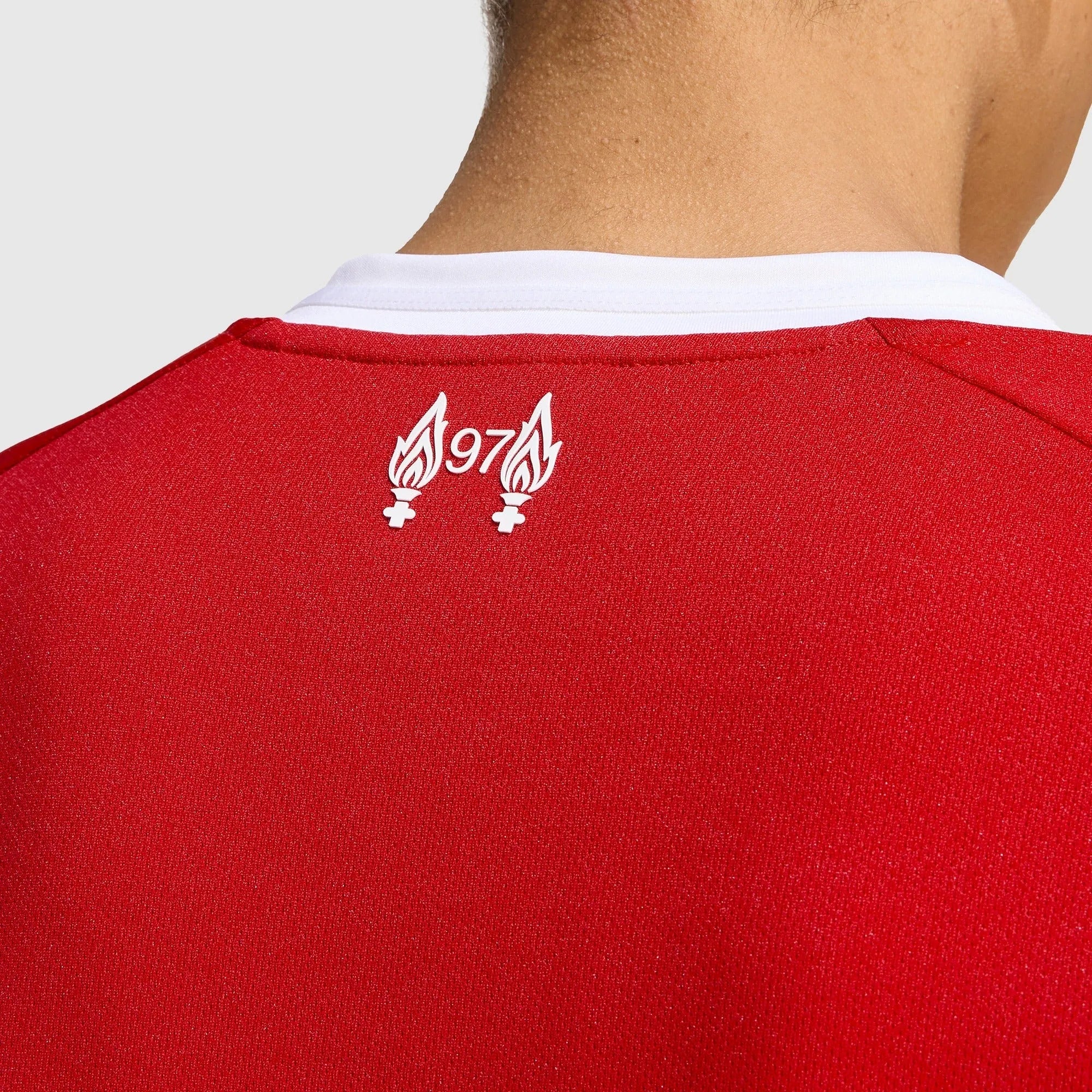 Camisa Feminina adidas Liverpool 2025/26 I, Camisas de Futebol, PIQUE DE JOGADOR, FICHA TÉCNICA Composição: 100% PoliésterGênero: FemininoIndicada para: Jogo/CasualGênero: MasculinoEscudo: EmborrachadoOrigem: ImportadoManga: Curta-PIQUE DE JOGADOR