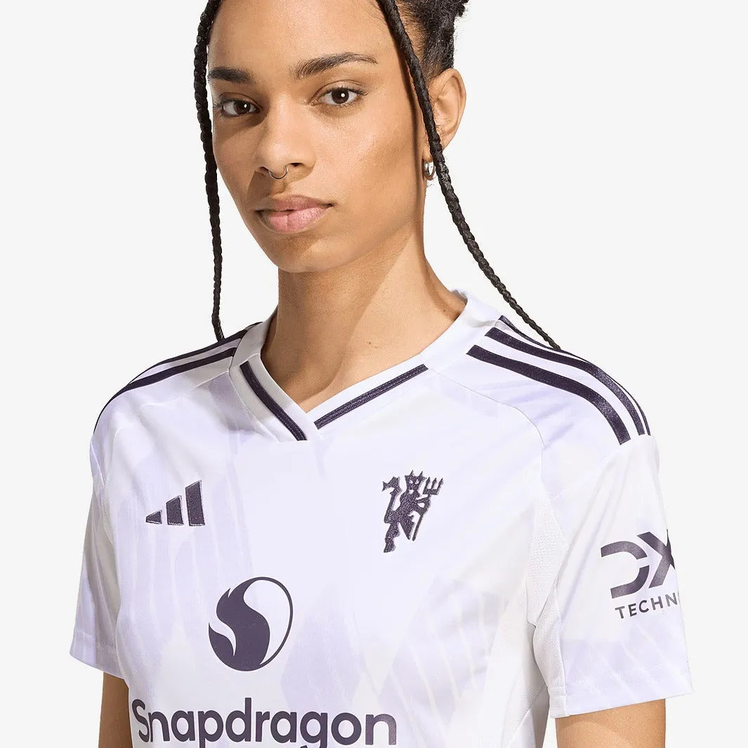 Camisa Feminina adidas Manchester United 2025/26 II, Camisas de Futebol, PIQUE DE JOGADOR, FICHA TÉCNICA Composição: 100% PoliésterGênero: FemininoIndicada para: Jogo/CasualGênero: MasculinoEscudo: EmborrachadoOrigem: ImportadoManga: Curta-PIQUE DE JOGADOR