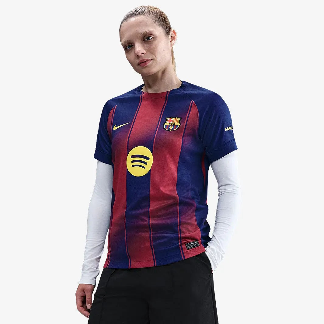 Camisa Feminina Nike Barcelona 2025/26 Torcedor, Camisas de Futebol, PIQUE DE JOGADOR, FICHA TÉCNICA Composição: 100% PoliésterGênero: FemininoIndicada para: Jogo/CasualGênero: MasculinoEscudo: EmborrachadoOrigem: ImportadoManga: Curta-PIQUE DE JOGADOR