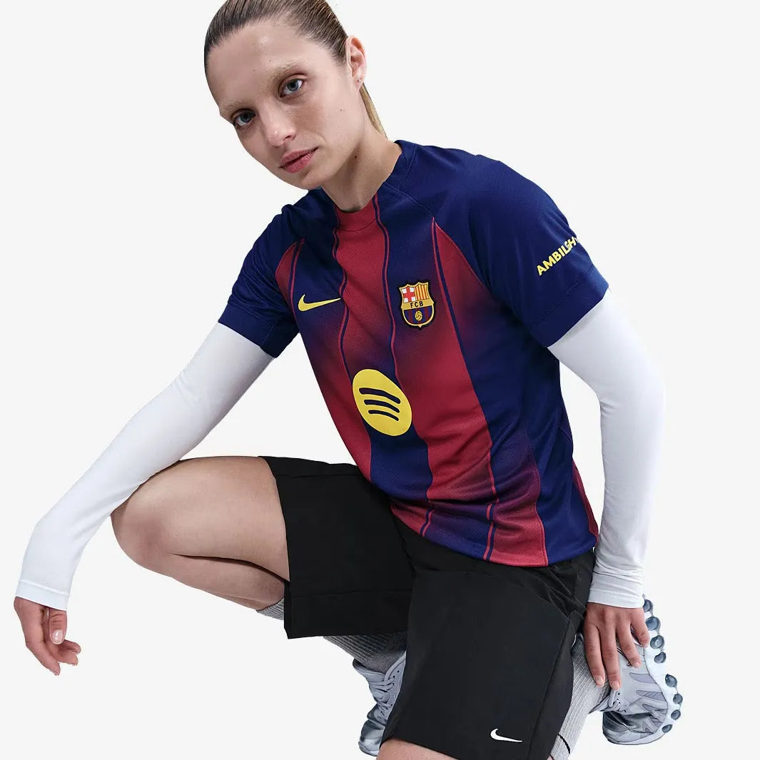 Camisa Feminina Nike Barcelona 2025/26 Torcedor, Camisas de Futebol, PIQUE DE JOGADOR, FICHA TÉCNICA Composição: 100% PoliésterGênero: FemininoIndicada para: Jogo/CasualGênero: MasculinoEscudo: EmborrachadoOrigem: ImportadoManga: Curta-PIQUE DE JOGADOR