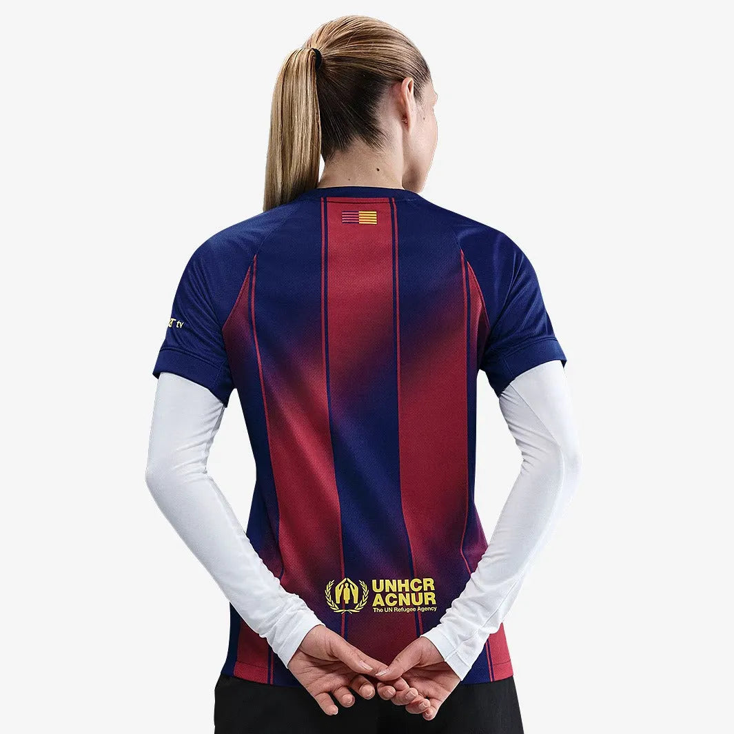 Camisa Feminina Nike Barcelona 2025/26 Torcedor, Camisas de Futebol, PIQUE DE JOGADOR, FICHA TÉCNICA Composição: 100% PoliésterGênero: FemininoIndicada para: Jogo/CasualGênero: MasculinoEscudo: EmborrachadoOrigem: ImportadoManga: Curta-PIQUE DE JOGADOR