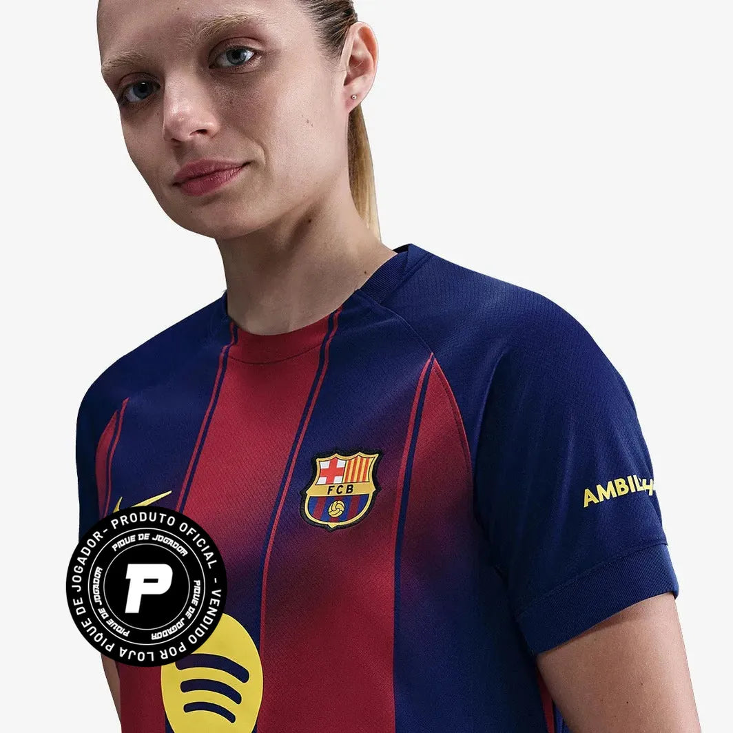 Camisa Feminina Nike Barcelona 2025/26 Torcedor, Camisas de Futebol, PIQUE DE JOGADOR, FICHA TÉCNICA Composição: 100% PoliésterGênero: FemininoIndicada para: Jogo/CasualGênero: MasculinoEscudo: EmborrachadoOrigem: ImportadoManga: Curta-PIQUE DE JOGADOR