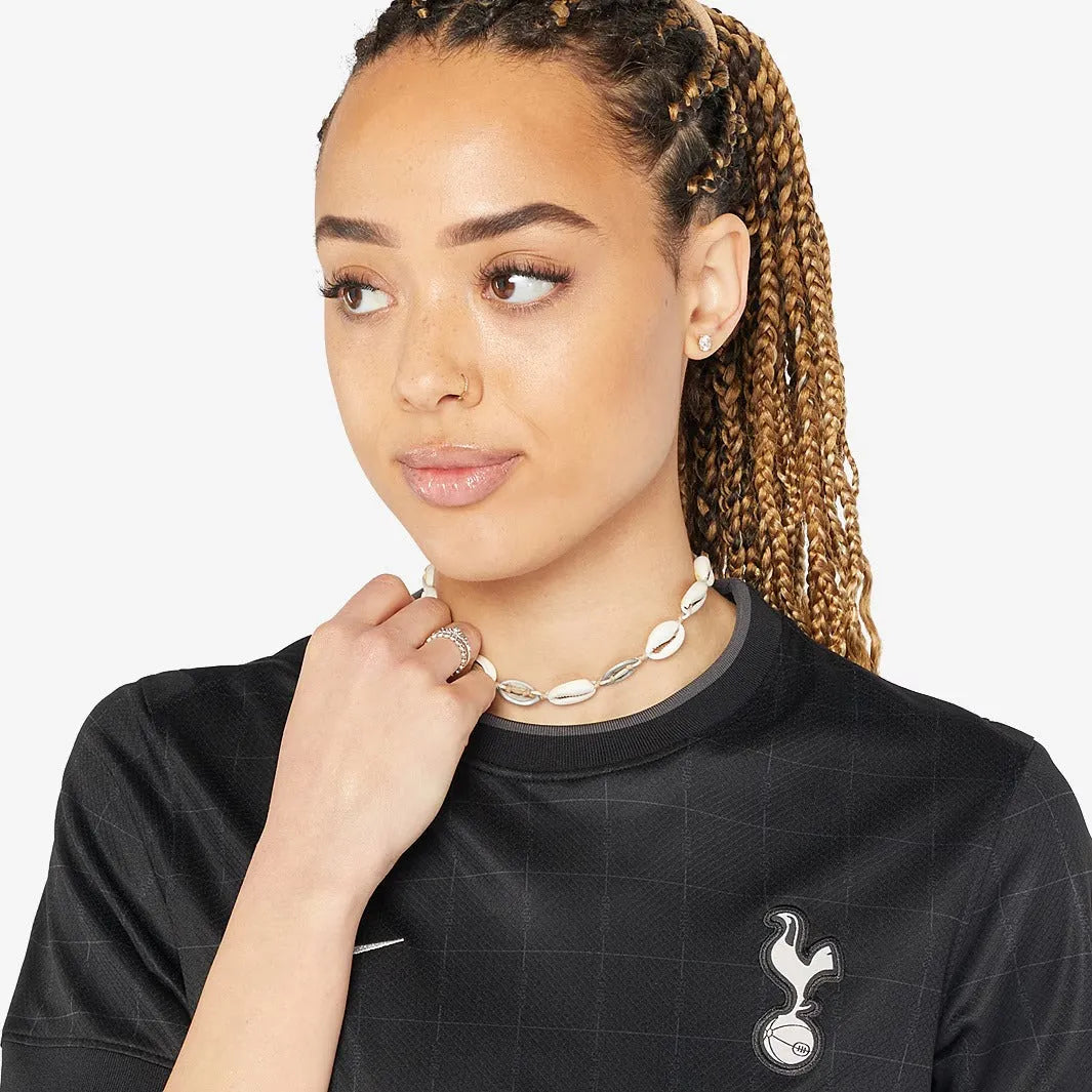 Camisa Feminina Nike Tottenham 2025/26 II Torcedor, Camisas de Futebol, PIQUE DE JOGADOR, FICHA TÉCNICA Composição: 100% PoliésterGênero: FemininoIndicada para: Jogo/CasualGênero: MasculinoEscudo: EmborrachadoOrigem: ImportadoManga: Curta-PIQUE DE JOGADOR