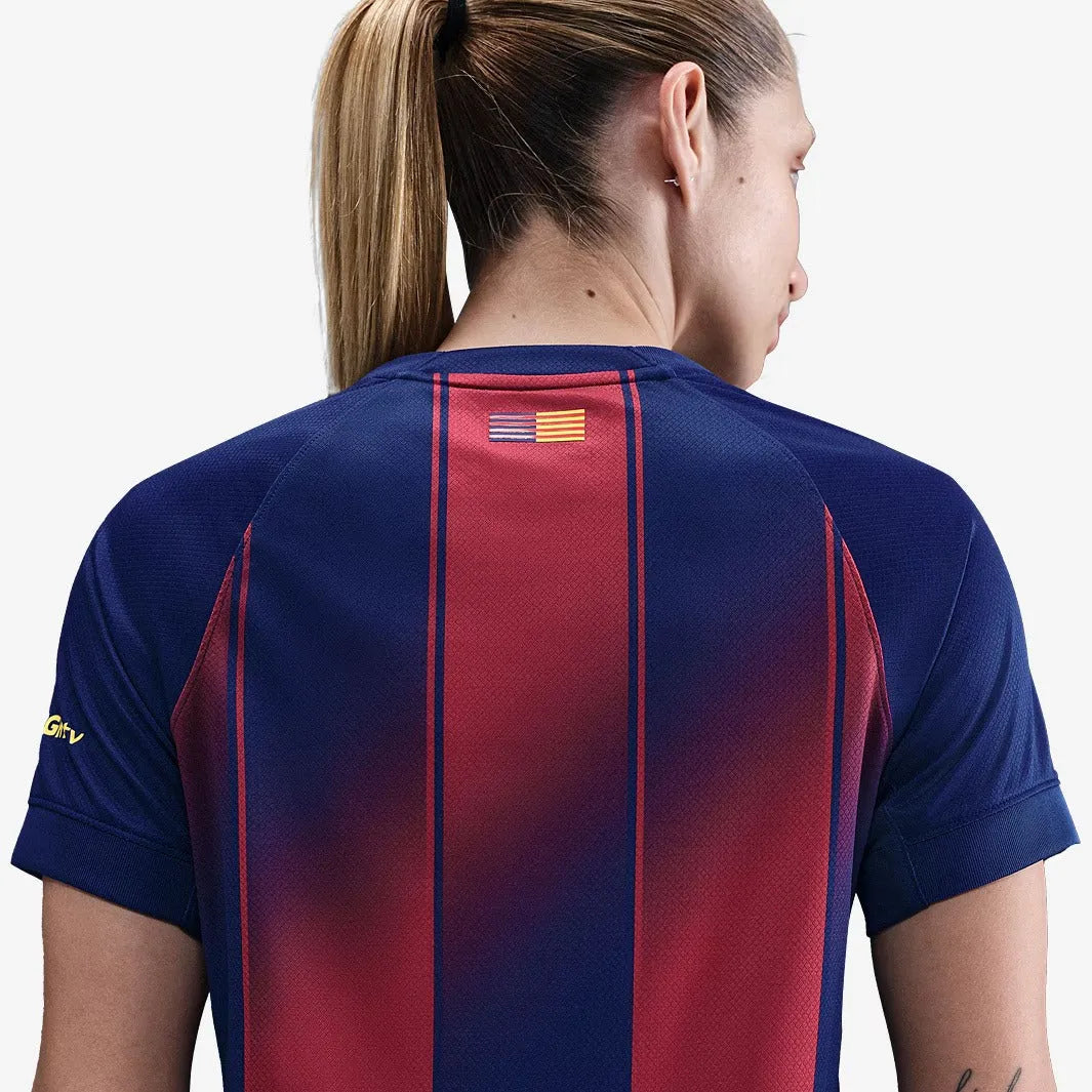 Camisa Feminina Nike Barcelona 2025/26 Torcedor, Camisas de Futebol, PIQUE DE JOGADOR, FICHA TÉCNICA Composição: 100% PoliésterGênero: FemininoIndicada para: Jogo/CasualGênero: MasculinoEscudo: EmborrachadoOrigem: ImportadoManga: Curta-PIQUE DE JOGADOR
