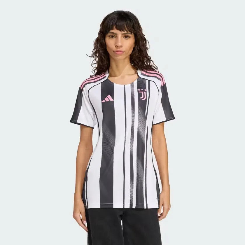 Camisa Feminina adidas Juventus FC 2025/26 I, Camisas de Futebol, PIQUE DE JOGADOR, FICHA TÉCNICA Composição: 100% PoliésterGênero: FemininoIndicada para: Jogo/CasualGênero: MasculinoEscudo: EmborrachadoOrigem: ImportadoManga: Curta-PIQUE DE JOGADOR