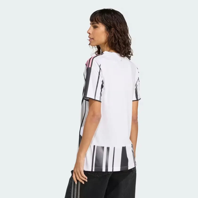 Camisa Feminina adidas Juventus FC 2025/26 I, Camisas de Futebol, PIQUE DE JOGADOR, FICHA TÉCNICA Composição: 100% PoliésterGênero: FemininoIndicada para: Jogo/CasualGênero: MasculinoEscudo: EmborrachadoOrigem: ImportadoManga: Curta-PIQUE DE JOGADOR
