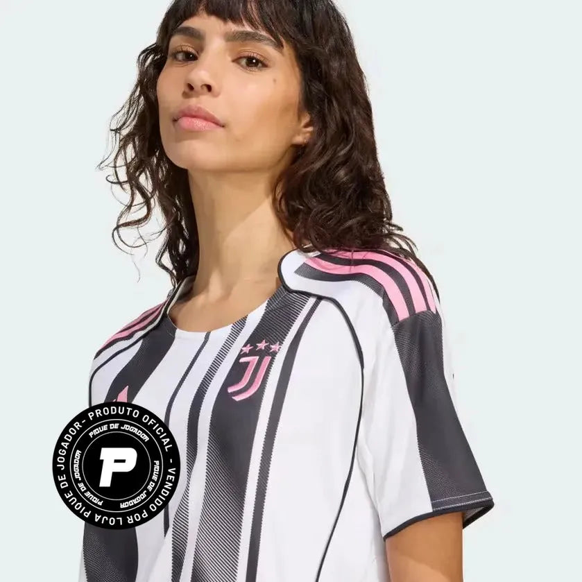 Camisa Feminina adidas Juventus FC 2025/26 I, Camisas de Futebol, PIQUE DE JOGADOR, FICHA TÉCNICA Composição: 100% PoliésterGênero: FemininoIndicada para: Jogo/CasualGênero: MasculinoEscudo: EmborrachadoOrigem: ImportadoManga: Curta-PIQUE DE JOGADOR