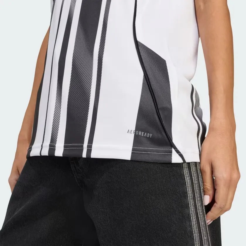 Camisa Feminina adidas Juventus FC 2025/26 I, Camisas de Futebol, PIQUE DE JOGADOR, FICHA TÉCNICA Composição: 100% PoliésterGênero: FemininoIndicada para: Jogo/CasualGênero: MasculinoEscudo: EmborrachadoOrigem: ImportadoManga: Curta-PIQUE DE JOGADOR