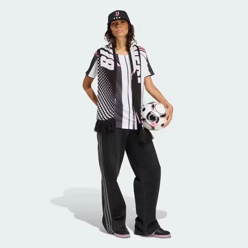 Camisa Feminina adidas Juventus FC 2025/26 I, Camisas de Futebol, PIQUE DE JOGADOR, FICHA TÉCNICA Composição: 100% PoliésterGênero: FemininoIndicada para: Jogo/CasualGênero: MasculinoEscudo: EmborrachadoOrigem: ImportadoManga: Curta-PIQUE DE JOGADOR