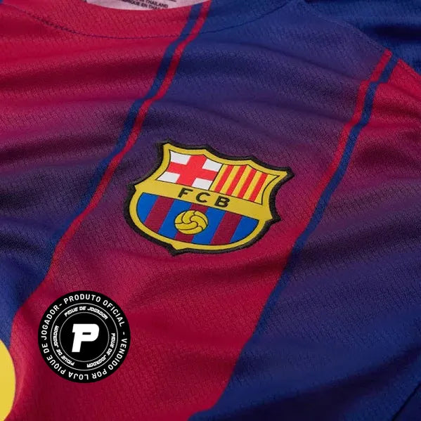 Camisa Nike Barcelona 25/26 Home, Camisa Futebol, Nike, Ficha do Produto TecnologiaDri-Fit: Sistema que controla o excesso de umidade do corpo, garantindo a rápida secagem do suor durante os exercícios. Composição: 100% PoliésterMarca: NikeIndicada para: Jogo/CasualGênero: MasculinoEscudo: BordadoOrigem: ImportadoManga: Curta-PIQUE DE JOGADOR