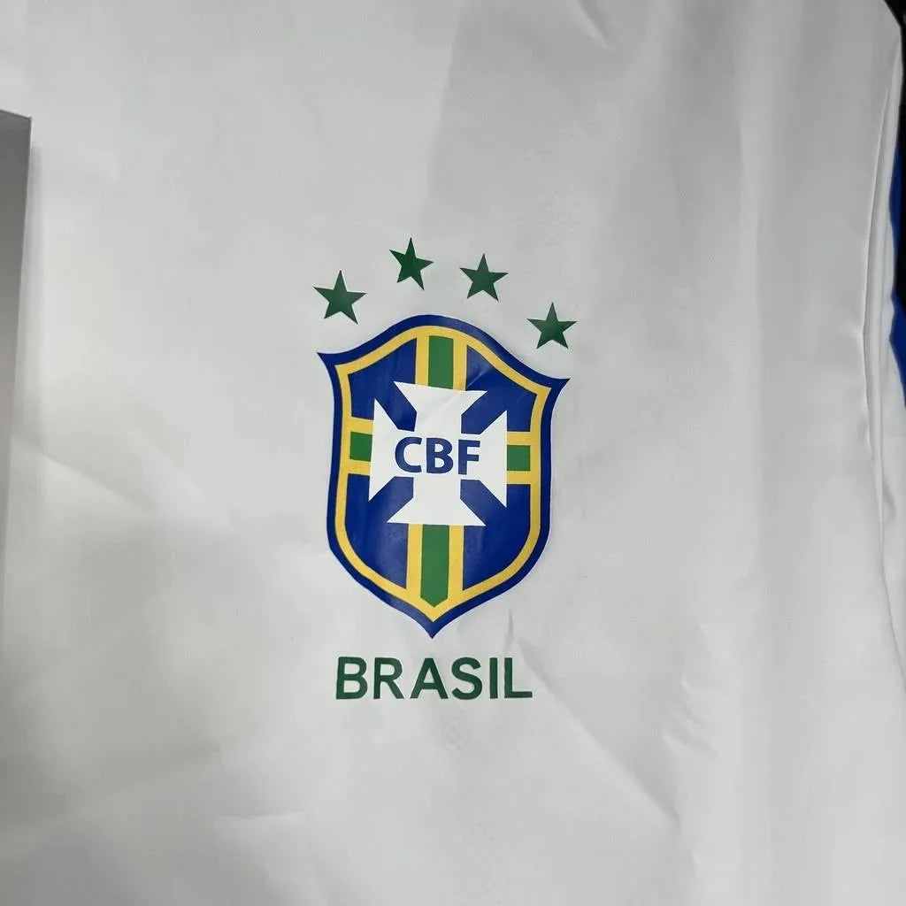 Jaqueta Nike Retro Seleção Brasileira 1998, , PIQUE DE JOGADOR, Reviva um período marcante do futebol brasileiro com a Jaqueta Nike Retrô Seleção Brasileira 1998. Inspirada nas peças utilizadas pela comissão técnica e pelos jogadores da Seleção Brasileira durante a Copa do Mundo de 1998, essa jaqueta resgata o estilo esportivo clássico que marcou o final da década de 1990. Com um design retrô e identidade forte, o modelo traz as cores tradicionais da Seleção Brasileira combinadas com o estilo característico