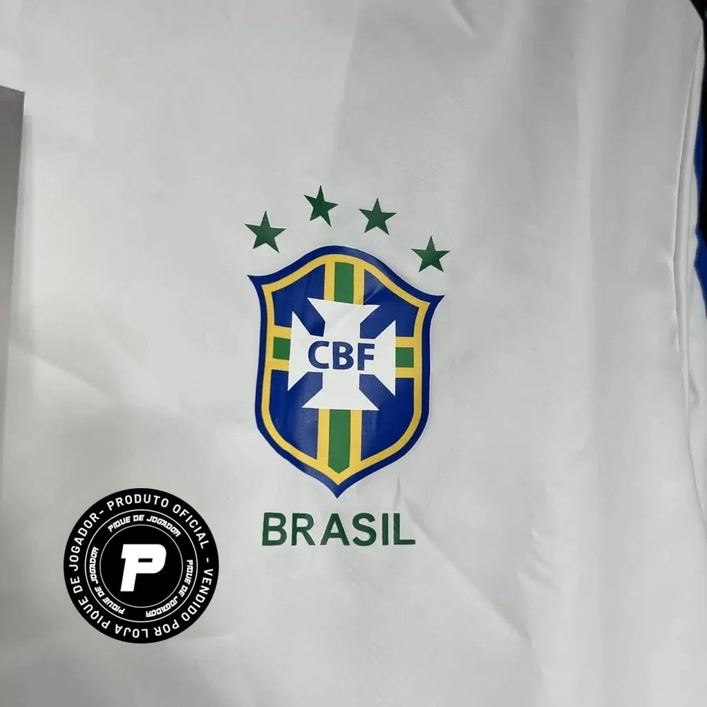 Jaqueta Nike Retro Seleção Brasileira 1998, , PIQUE DE JOGADOR, Reviva um período marcante do futebol brasileiro com a Jaqueta Nike Retrô Seleção Brasileira 1998. Inspirada nas peças utilizadas pela comissão técnica e pelos jogadores da Seleção Brasileira durante a Copa do Mundo de 1998, essa jaqueta resgata o estilo esportivo clássico que marcou o final da década de 1990. Com um design retrô e identidade forte, o modelo traz as cores tradicionais da Seleção Brasileira combinadas com o estilo característico