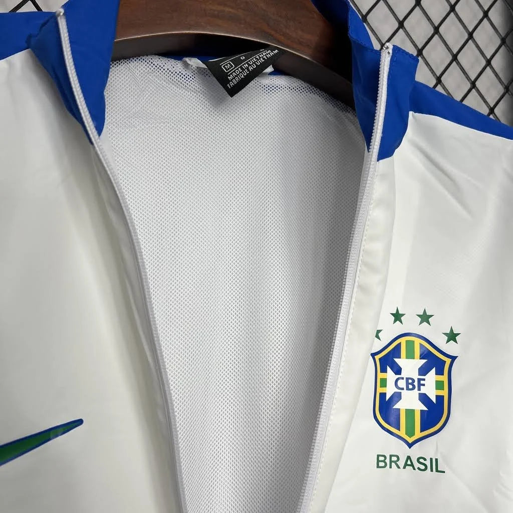 Jaqueta Nike Retro Seleção Brasileira 1998, , PIQUE DE JOGADOR, Reviva um período marcante do futebol brasileiro com a Jaqueta Nike Retrô Seleção Brasileira 1998. Inspirada nas peças utilizadas pela comissão técnica e pelos jogadores da Seleção Brasileira durante a Copa do Mundo de 1998, essa jaqueta resgata o estilo esportivo clássico que marcou o final da década de 1990. Com um design retrô e identidade forte, o modelo traz as cores tradicionais da Seleção Brasileira combinadas com o estilo característico